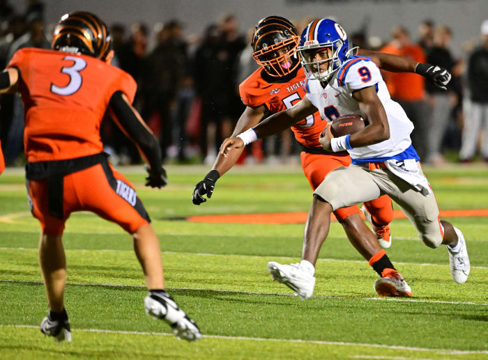 East St. Louis quarterback Robert Battle